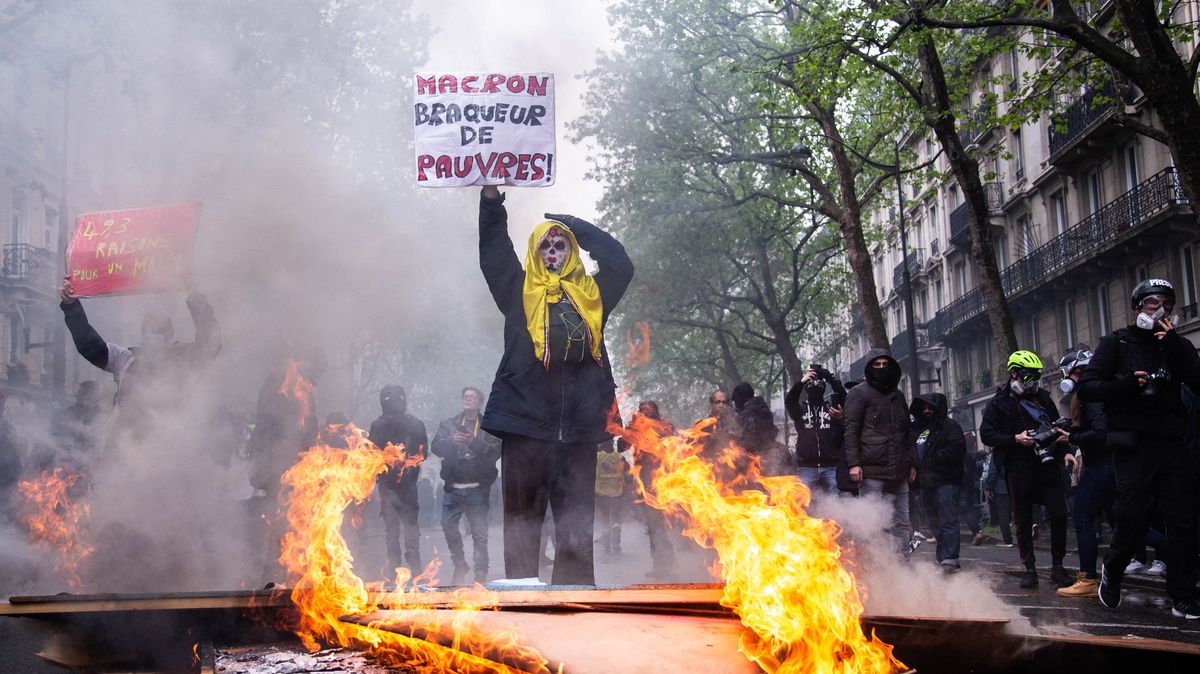 Statisíce Francouzů protestovaly v ulicích. Hořela auta i figurína Macrona